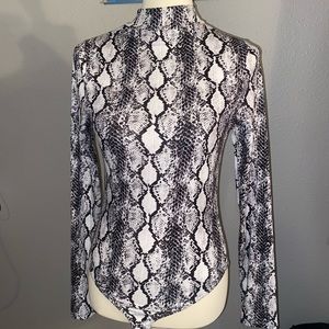 Sexy snake skin print, long sleeved, turtle-neck body suit!🖤
